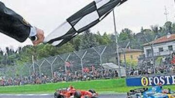 <b>UN DÍA INOLVIDABLE. </b>En Ímola, delante de los tifosi italianos, Alonso venció a Schumacher y marcó entonces el final de una era.