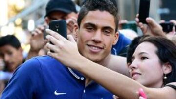 Francia tiene un problema: le sale un agujero en la defensa