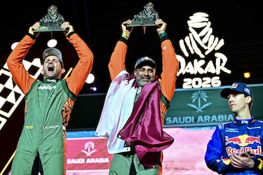 El piloto catarí Nasser al-Attiyah (der.) y el copiloto belga Fabian Lurquin, de los Dacia Sandriders, alzan el trofeo de campeón mientras celebran en el podio tras ganar la 48.ª edición del Rally Dakar 2026 en Yanbu, Arabia Saudí. El catarí Nasser Al-Attiyah consiguió su sexto título de coche en el Rally Dakar en Arabia Saudí.