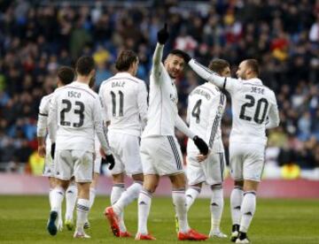 El delantero francés del Real Madrid, Karim Benzema, es felicitado por sus compañeros tras el gol que marcó, cuarto para su equipo, durante el partido de la vigésimo primera jornada de Liga de Primera División.