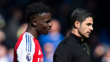 Bukayo Saka y Mikel Arteta, jugador y entrenador del Arsenal, tras el partido ante el Everton.
