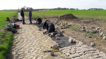 Imagen de los trabajos de reparaci&oacute;n de los tramos de adoquines de la Par&iacute;s-Roubaix.