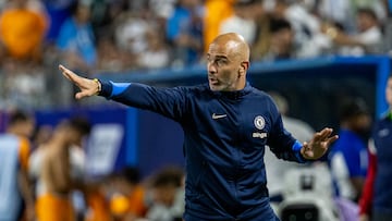 El director técnico Enzo Maresca de Chelsea reacciona este martes, en un partido amistoso entre Real Madrid y Chelsea, en el estadio Bank of America, en Charlotte (Estados Unidos).