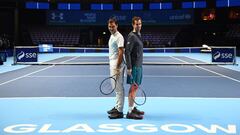 Roger Federer y Andy Murray posan antes de un partido de exhibici&oacute;n en Glasgow.