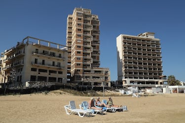 Cientos de edificios dentro del distrito de Varosha, que alguna vez fue un importante centro turístico chipriota, se encuentran abandonados y en decadencia en una zona que el ejército turco ha sellado desde que los residentes de Varosha huyeron en la guerra de 1974. Chipre ha estado dividido en un sur griego y un norte turco desde la breve pero devastadora guerra de 1974. Desde entonces, las fuerzas de paz de las Naciones Unidas han mantenido una zona de amortiguación que atraviesa la ciudad capital de Nicosia y toda la isla para mantener separadas a las facciones. En el sur, la República de Chipre, dominada por Grecia, está reconocida internacionalmente y es miembro de la Unión Europea, mientras que en el norte, la autoproclamada República Turca del Norte de Chipre (RTNC) sólo es reconocida por Turquía, que también tiene decenas de miles de tropas estacionadas allí.