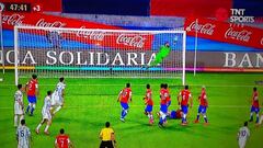 La gran tapada de Bravo a Messi que sostuvo el empate