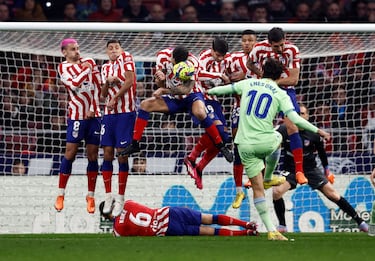 El jugador del Getafe, Enes Ünal, lanza una falta a la barrera. 