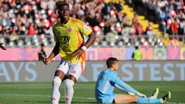 Colombia's forward #21 Neiser Villarreal celebrates scoring his team's second goal during the 2025 FIFA U-20 World Cup quarter-final football match between Spain and Colombia at the Fiscal Stadium in Talca, Chile on October 11, 2025. (Photo by Javier TORRES / AFP)