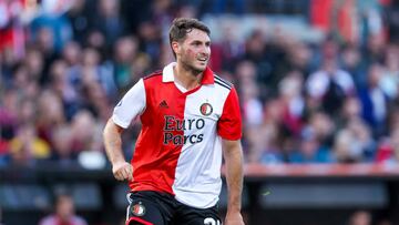 Santiago Giménez festeja un gol que marcó con el Feyenoord.