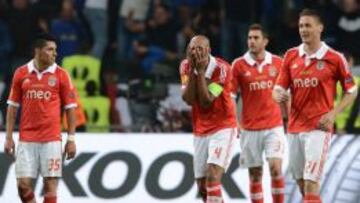 Los jugadores del Benfica se lamentan tras la derrota contra el Chelsea.