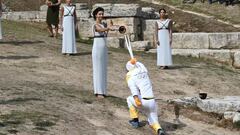 La llama olímpica se ilumina en Olimpia rumbo a PyeongChang