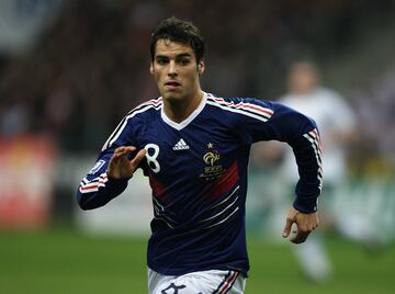 Sorprende la inclusi車n del jugador franc谷s en la lista de 2009 donde sum車 6 puntos. El futbolista del Girondins de Burdeos se proclam車 campe車n de la Ligue 1 en la temporada 2008/2009 y anot車 12 goles, pero colarse entre los 30 mejores del a?o quiz芍 fue demasiado.