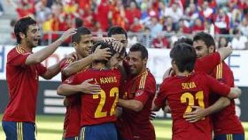 <b>ALEGRÍA. </b>Los jugadores de la Selección felicitan a Beñat por el pase en el que se inició la jugada del primer gol marcado por Adrián.