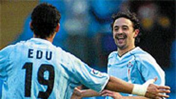 <b>EL ÚLTIMO.</b> Edu marcó el último gol del Celta a balón parado en una falta que botó Luccin tras amagar Mostovoi. En la imagen, con Jesuli.