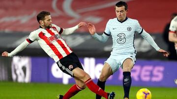 Sheffield (United Kingdom), 07/02/2021.- Sheffield's Oliver Norwood (L) in action against Chelsea's Ben Chilwell (R) during the English Premier League soccer match between Sheffield United and Chelsea FC in Sheffield, Britain, 07 February 2021.