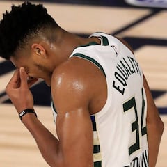 Antetokounmpo sufre y los Bucks comienzan con otra derrota
