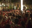 Miles de sevillistas se congregan de fiesta en la Puerta Jerez