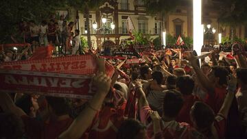 Los aficionados del Sevilla, en la Puerta Jerez.
