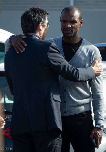 FC Barcelona president, Josep Maria Bartomeu, speaks with Eric Abidal amid recent comments.