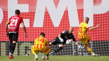 PALMA DE MALLORCA, 03/09/2022.- El jugador del Girona Samuel Sáiz (d) marca el gol del empate ante el Mallorca durante el partido de LaLiga Santander disputado este sábado en el Estadi de Son Moix en Palma de Mallorca. EFE/Cati Cladera