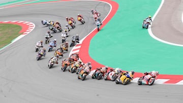 La salida de Moto2 con Dixon a la cabeza.