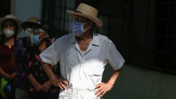 Senior citizens wait to receive a dose of the Pfizer-BioNTech coronavirus disease (COVID-19) vaccine in Lima, Peru March 23, 2021. REUTERS/Sebastian Castaneda