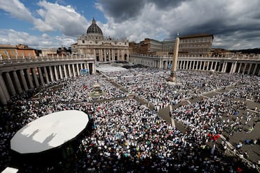 Los fieles asisten a la misa inaugural del Papa León XIV en la Plaza de San Pedro.