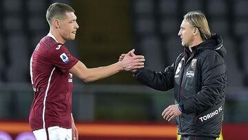 Belotti es felicitado por Nicola, su técnico.