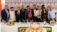 De izquierda a derecha: Javi Santos, vocal; Alberto Paz, tesorero; Javier Carrera, alcalde La Ba&ntilde;eza; Paco, vicepresidente; Juanes; Garc&iacute;a Calvo, Nino P&eacute;rez, presidente, Patricia Caz&oacute;b, Eduardo Fern&aacute;ndez, presidente de l