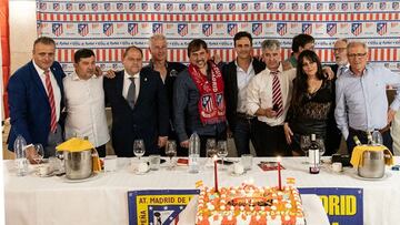 De izquierda a derecha: Javi Santos, vocal; Alberto Paz, tesorero; Javier Carrera, alcalde La Ba&ntilde;eza; Paco, vicepresidente; Juanes; Garc&iacute;a Calvo, Nino P&eacute;rez, presidente, Patricia Caz&oacute;b, Eduardo Fern&aacute;ndez, presidente de l