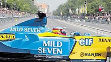 <b>EN LA CASTELLANA. </b>El piloto asturiano ya deleitó a sus seguidores en 2003, en una multitudinaria (180.000 personas) exhibición en la capital de España.