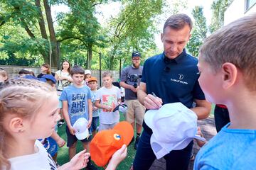 La leyenda del fútbol ucraniano y embajador de Laureus, Andriy Shevchenko, pidió más apoyo de salud mental para los jóvenes refugiados. 
Visitó una escuela de verano en Varsovia que está ayudando a los niños de Ucrania a recuperar el aprendizaje y el juego perdidos. 
Desde que la guerra se intensificó hace cinco meses, se han registrado al menos 5,8 millones de refugiados de Ucrania en toda Europa, la mitad de los cuales se estima que son niños y muchos no tienen acceso a la educación durante semanas.
Las escuelas de verano de Save the Children para niños de Ucrania en Polonia están proporcionando un refugio seguro donde los jóvenes refugiados pueden mejorar su educación, salud mental y bienestar psicosocial.