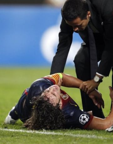 Puyol es atendido tras una de tantas lesiones que ha tenido el capitán del Barcelona a lo largo de su carrera, en ésta ocasión en el partido de Champions League ante el Benfica. (02/10/2012)