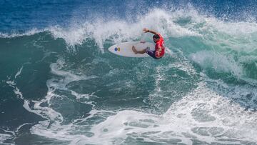 Gonzalo Gutiérrez surfeando durante una de sus mangas en los ISA World Surfing Games 2023 de El Salvador.