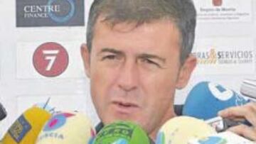 <b>CONFIADO. </b>El técnico granadino confía en que las bajas de Curro Torres y Pablo García no se noten contra el Atlético.