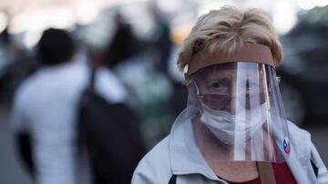 AME9936. SANTIAGO (CHILE), 14/05/2020.- Una mujer con tapabocas y protector entra este jueves a la Vega Central, principal mercado de abastos de Santiago (Chile). El Ministerio de Salud chileno informó este jueves que en las últimas 24 horas registraron el fallecimiento de 22 personas por coronavirus, la cifra más alta de decesos relacionados a la enfermedad desde su inicio en Chile el pasado 3 de marzo. EFE/Alberto Valdés