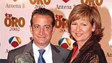 <b>UN EQUIPO RECONOCIDO.</B> J. J. Santos y Olga Viza formaron equipo junto con más de 100 profesionales que cubrieron el Mundial de Fútbol de Corea y Japón. J. J. tuvo palabras de agradecimiento para "la gente de Antena 3, que me recibió cuando yo me monté en un tren que ya estaba en marcha".