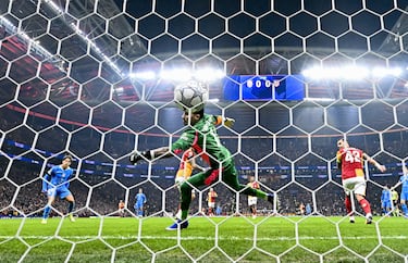 Giuliano Simeone culmina la primera llegada clara del Atleti y adelanta a su equipo con un remate al segundo palo.