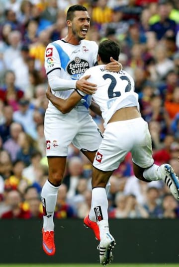 Los centrocampistas del Deportivo, Celso Borges y Medunjain, celebran el gol del empate con el Barcelona.