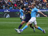 PARMA (Italy), 12/04/2026.- Napolis Rasmus Hojlund in action against Parmas Mariano Troilo (L) during the Italian Serie A match between Parma Calcio 1913 against SSC Napoli in Parma, Italy, 12 April 2026. (Italia) EFE/EPA/Lorenzo Cattani