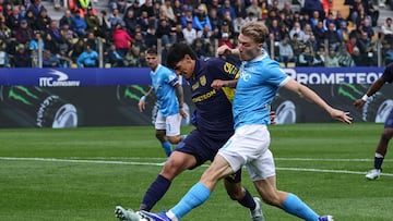 PARMA (Italy), 12/04/2026.- Napolis Rasmus Hojlund in action against Parmas Mariano Troilo (L) during the Italian Serie A match between Parma Calcio 1913 against SSC Napoli in Parma, Italy, 12 April 2026. (Italia) EFE/EPA/Lorenzo Cattani