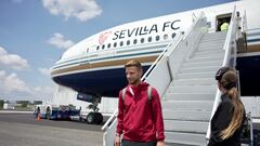 Ivan Rakitic y el avión del Sevilla, en una imagen de archivo.