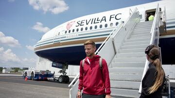 Ivan Rakitic y el avi¨®n del Sevilla, en una imagen de archivo.