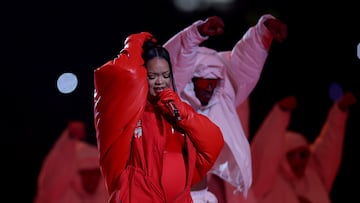 Glendale (United States), 12/02/2023.- Barbadian singer Rihanna performs during halftime of Super Bowl LVII between the AFC champion Kansas City Chiefs and the NFC champion Philadelphia Eagles at State Farm Stadium in Glendale, Arizona, 12 February 2023. The annual Super Bowl is the Championship game of the NFL between the AFC Champion and the NFC Champion and has been held every year since January of 1967. (Estados Unidos, Filadelfia) EFE/EPA/CAROLINE BREHMAN