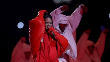 Glendale (United States), 12/02/2023.- Barbadian singer Rihanna performs during halftime of Super Bowl LVII between the AFC champion Kansas City Chiefs and the NFC champion Philadelphia Eagles at State Farm Stadium in Glendale, Arizona, 12 February 2023. The annual Super Bowl is the Championship game of the NFL between the AFC Champion and the NFC Champion and has been held every year since January of 1967. (Estados Unidos, Filadelfia) EFE/EPA/CAROLINE BREHMAN
