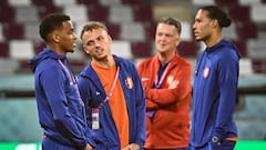 Netherlands' defender Jurrien Timber (L) and Netherlands' forward Noa Lang (2nd L) take part in a walk around the Khalifa international stadium in Doha on November 24, 2022, on the eve of the Qatar 2022 World Cup football match between Netherlands and Ecuador. (Photo by Alberto PIZZOLI / AFP)