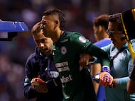 Soccer Football - Liga MX - Cruz Azul v Pumas UNAM - Estadio Cuauhtemoc, Puebla, Mexico - November 8, 2025 Cruz Azul's Kevin Mier receives medical attention after sustaining an injury REUTERS/Henry Romero