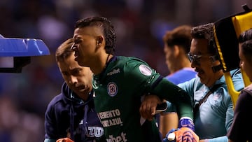 Soccer Football - Liga MX - Cruz Azul v Pumas UNAM - Estadio Cuauhtemoc, Puebla, Mexico - November 8, 2025 Cruz Azul's Kevin Mier receives medical attention after sustaining an injury REUTERS/Henry Romero