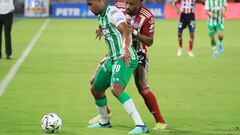 BARRANQUIILLA - COLOMBIA, 21-05-2022: Omar Albornoz del Junior y Danovis Banguero de Nacional disputan el balón durante partido entre Atlético Junior y Atlético Nacional por la fecha 1 de los cuadrangulares semifinales como parte de la Liga BetPlay DIMAYOR I 2022 jugado en el estadio Metropolitano Roberto Meléndez de la ciudad de Barranquilla. / Omar Albornoz of Junior and Danovis Banguero of Nacional fights for the bal during match between Atletico Junior and Atletico Nacional for the date 1 of the quadrangulars semifinals as part of BetPlay DIMAYOR League I 2022 between Atletico Junior and Atletico Nacional played at Metropolitano Roberto Melendez stadium in Barranquilla city. Photo: VizzorImage / Jairo Cassiani / Cont