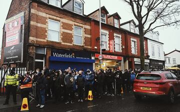 Debido a la nueva cepa del Coronavirus en Reino Unido su Primer ministro, Boris Johnson, decretó nivel 4 de alerta. Esto implica que los habitantes de los territorios afectados "deben permanecer en casa". Pero los habitantes de Crosby, un área suburbana en Sefton, Merseyside, y seguidores del Marine F.C. se saltaron dicho confinamiento para recibir al conjunto dirigido por Mourinho antes del encuentro de la FA Cup. Los Spurs vencieron 0-5 gracias a los goles de Carlos Vinícius (3), Lucas Moura y Devine. 